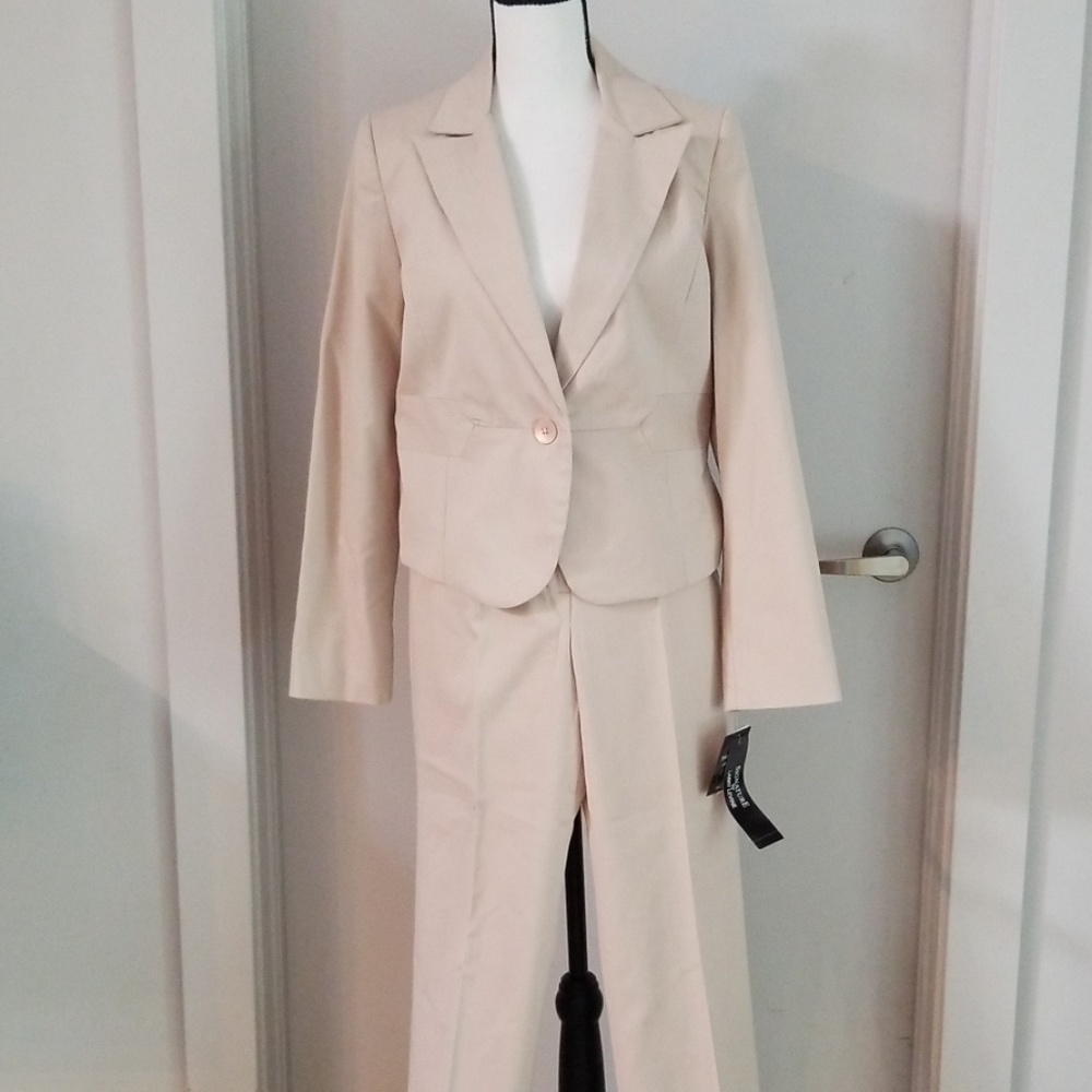 Pants suit